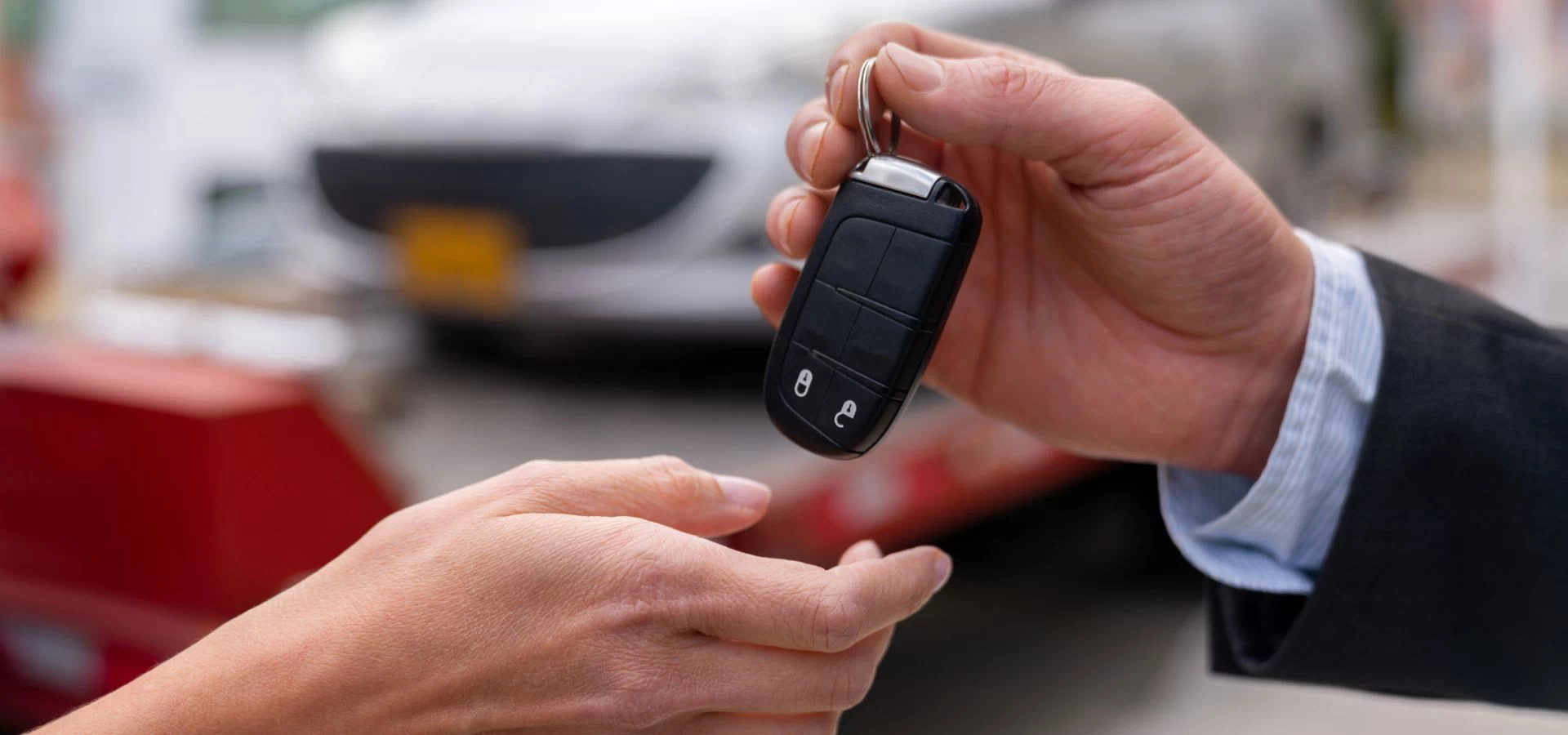 Przekazanie kluczy do pojazdu samochodowego z dłoni do dłoni
